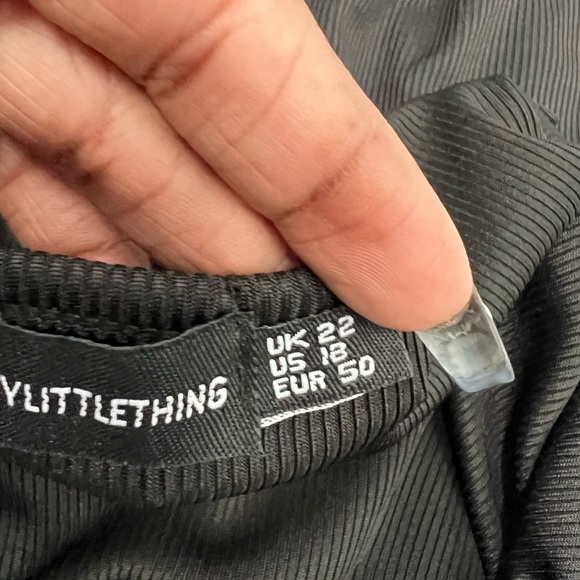 - Prettylittlething  Plus Size Ribbed Plunge Midi Dress ( 18 ) - Picture 6 of 6